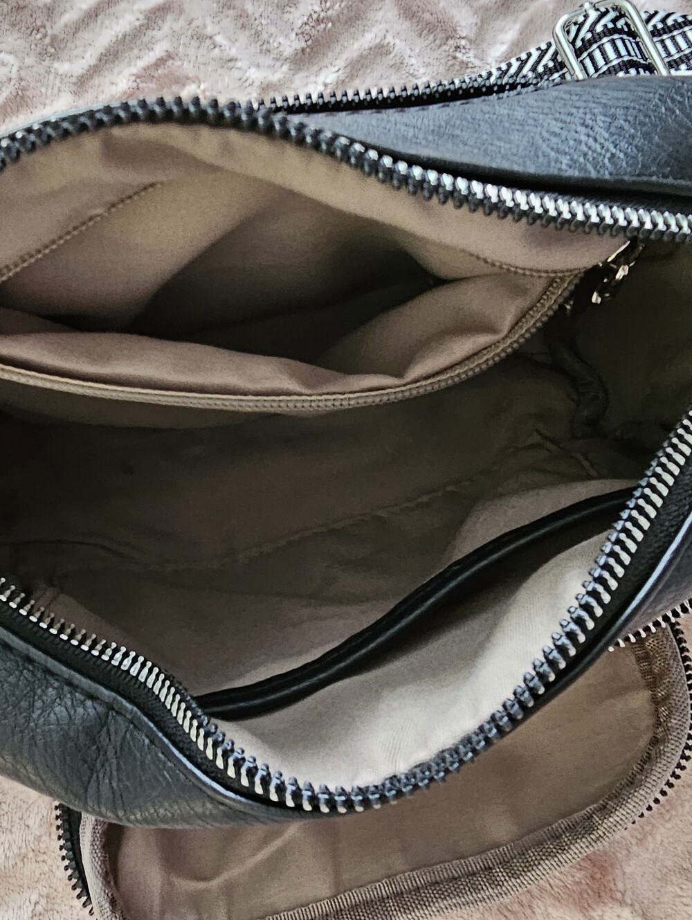 Cluci Black Leather Crossbody - Picture 3 of 7